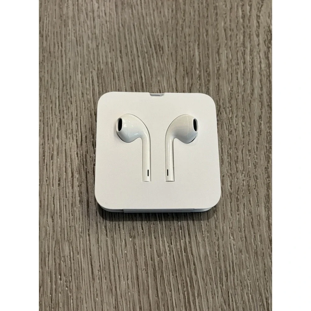 Apple A1748 EarPods Headphones - White w/Lightning‎ Connector